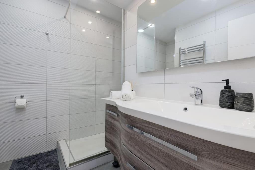 Beautiful 3 Bedroom Ground Floor - Nueva Andalucia Apartment *